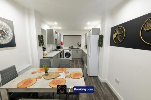 A cozinha ou cozinha compacta de Modern 4-Bed House, Free Parking & WiFi in Swinton