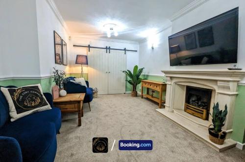 Televisi dan/atau pusat hiburan di Modern 4-Bed House, Free Parking & WiFi in Swinton