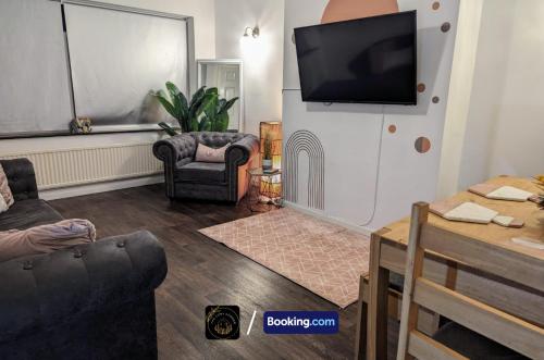 טלויזיה ו/או מרכז בידור ב-Cosy 3-Bed Home, Free Parking & WiFi