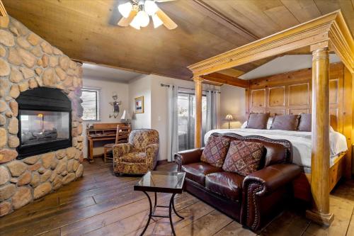 een slaapkamer met een bed en een stenen open haard bij Adobe Village Studio Suite- Sundance condo in Sedona