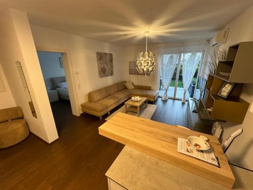 sala de estar con sofá y mesa en 25h SPA-Residenz POOLs IN & OUT, private Garden & Beach, en Neusiedl am See