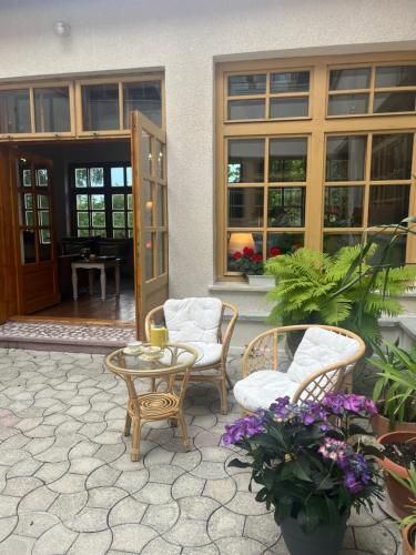 d'une terrasse avec deux chaises et une table. dans l'établissement Villa Alba by Akasha Retreat, à Bran