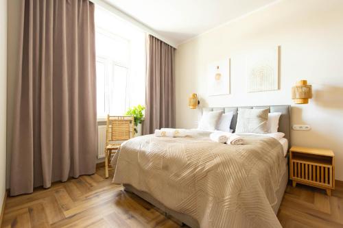 1 dormitorio con 1 cama con 2 toallas en Apartamenty Rynek 12, en Tarnów