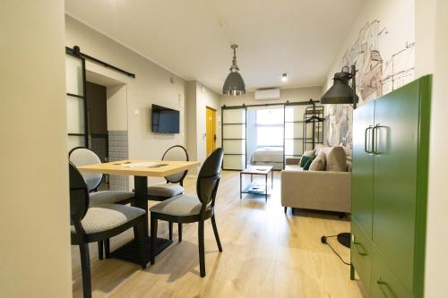 comedor y sala de estar con mesa y sillas en Apartamenty Rynek 12, en Tarnów