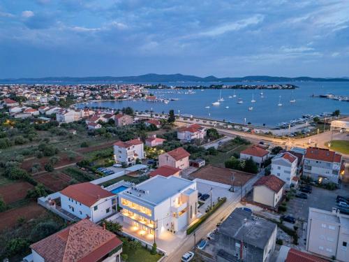 une vue aérienne sur une ville avec un port dans l'établissement Rooms & Apartments Niko, à Sukošan