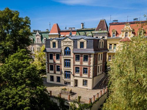 un grande edificio nel centro di una città di Apartment Chopin by Interhome a Mariánské Lázně