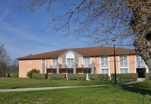 ein großes rosafarbenes Gebäude mit braunem Dach in der Unterkunft Best Western Golf d'Albon in Albon