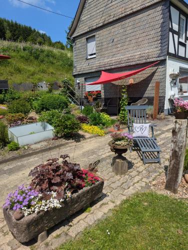 einen Garten mit Blumen vor einem Haus in der Unterkunft Ferienwohnung Soreth in Schmallenberg