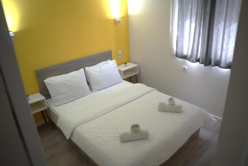 - une chambre avec un lit et 2 serviettes dans l'établissement Vila Storia, à Niš