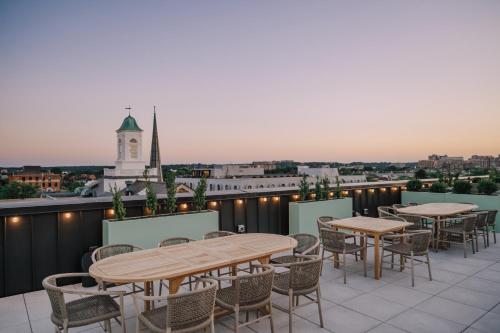 En balkon eller terrasse på Hotel Heron Old Town Alexandria