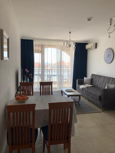 Гостиная зона в 2 bedroom apartment Sveti Vlas with 2 balconies and sea views