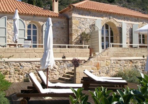 - deux chaises longues et un parasol devant la maison dans l'établissement Katikies Manis, à Kardamyli