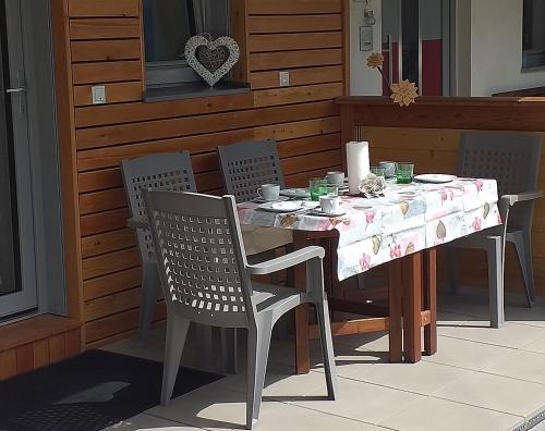 - une table et des chaises sur une terrasse couverte avec une table et des chaises dans l'établissement Ferienwohnung Kirschner in Unter Tösens inkl SUPER SOMMER CARD, à Serfaus