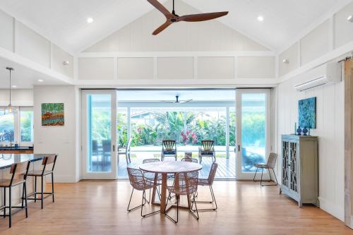 ein Esszimmer mit einem Tisch und Stühlen in der Unterkunft Gorgeous Renovated 1937 Plantation Style Beach House 50 Steps to the Center of the Beach home in Kailua