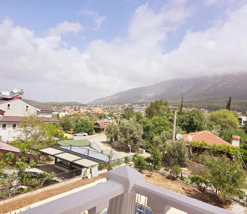 een balkon met uitzicht op de stad bij 3 Bedrooms Apartment in Ölüdeniz, Ovacik in Oludeniz