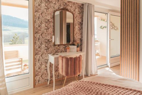 Cama ou camas em um quarto em Appartement thématique Au Creux de la rose