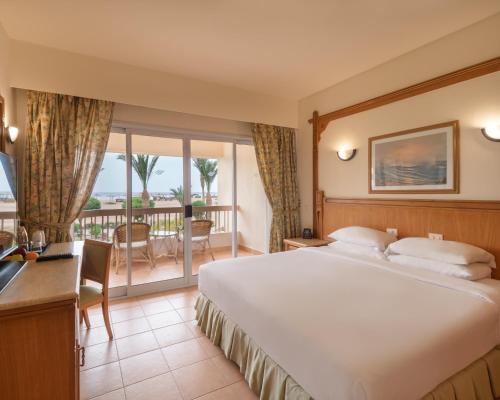 Giường trong phòng chung tại Hurghada Long Beach Resort