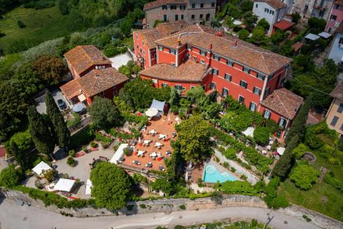 uma vista aérea de uma casa com piscina em Hotel Villa Sermolli em Borgo a Buggiano