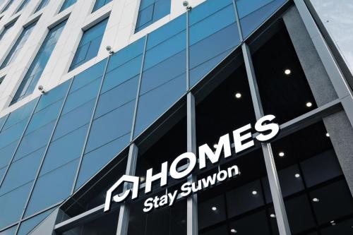 Un certificado, premio, cartel u otro documento en Homes Stay Suwon