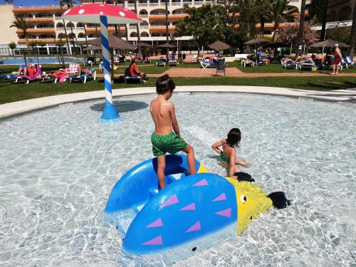 The swimming pool at or close to Gran Hotel del Coto