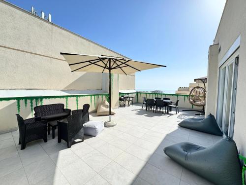 A balcony or terrace at R Apartments