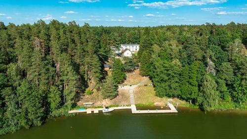 una vista aérea de una casa en medio de un lago en Ruciane Tarasy, en Ruciane-Nida