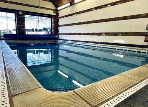 Baseinas apgyvendinimo įstaigoje Silverwood Coach House, with pre booked use of Indoor Swimming Pool arba netoliese