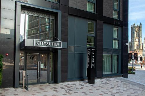 budynek z napisem "Apartament miejski" w obiekcie CitySuites 2 Aparthotel w Manchesterze