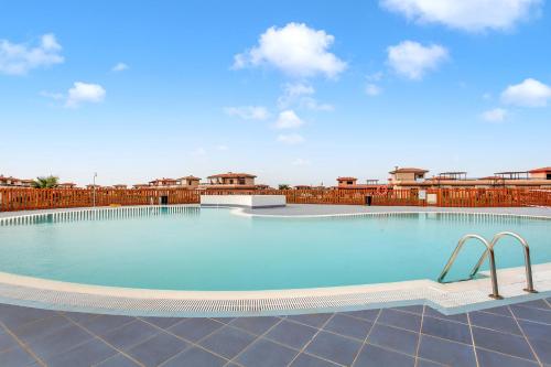 - une grande piscine au-dessus d'un bâtiment dans l'établissement Villa Norteventura, à Majanicho