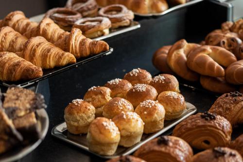 eine Vitrine mit verschiedenen Arten von Donuts und Gebäck in der Unterkunft Altapura Hôtel & Spa Val Thorens in Val Thorens