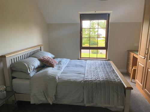 Ліжко або ліжка в номері Kenmare Holiday Cottage