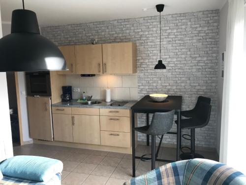 - une cuisine avec une table et des chaises dans la chambre dans l'établissement Kompassrose, à Prerow