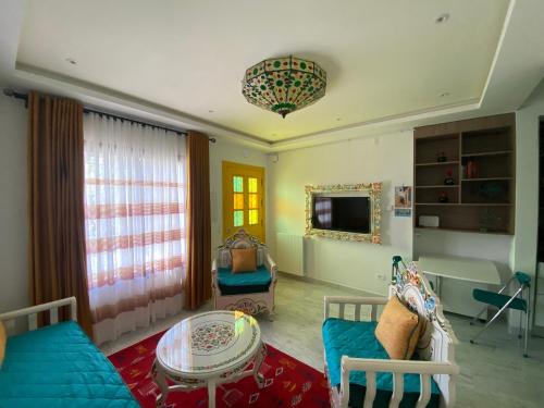 Marsa-Sidi Bousaid Cosy Authentic Apartment في المرسى: غرفة معيشة مع أريكة وطاولة