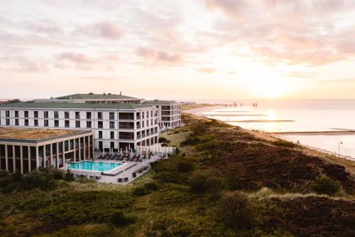 ein Hotel mit Strandblick in der Unterkunft A-ROSA Sylt in List