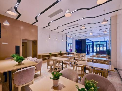 Um restaurante ou outro lugar para comer em Lavande Hotel Tianjin Binhia Yujiabao Finance Center Branch