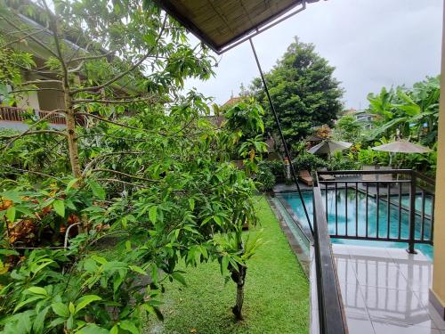 una vista sul giardino dal balcone di una casa di Nyoman Sandi Guest House ad Ubud