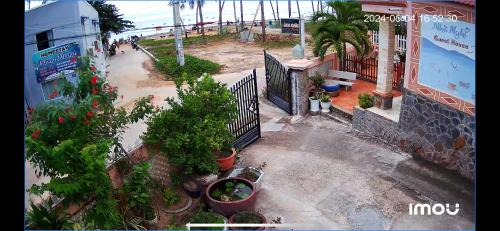 uma vista superior de um pátio com plantas e árvores em Lang Chai Guesthouse em Mui Ne