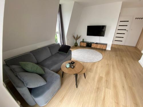 sala de estar con sofá y mesa en Apartament Zielony Widok, en Pruszcz Gdański