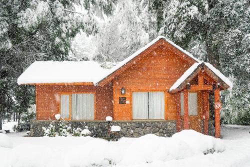 uma casa coberta de neve num quintal em Melewe em Villa La Angostura