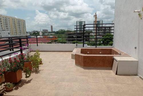 A balcony or terrace at Lindo Apartamento con Jacuzzi en Monteria