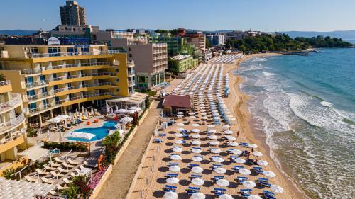 una vista aerea su una spiaggia con ombrelloni e sull'oceano di Aphrodite Beach Hotel a Nesebar