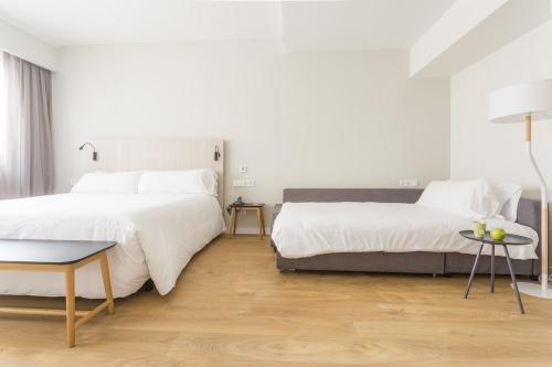 A bed or beds in a room at ARTIEM Madrid