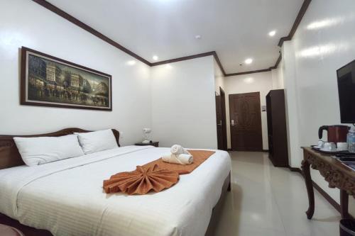 Cama ou camas em um quarto em Ferrymar Hotel Iloilo