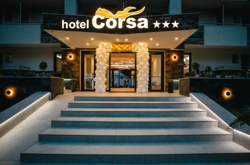 Hotel Corsa في مانغاليا: لوبي الفندق مع درج يؤدي الى كوستانزا الفندق