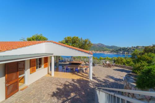 dom z patio i widokiem na wodę w obiekcie Casa William - Villa e 2 Dependance w mieście Porto Azzurro