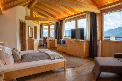 A television and/or entertainment centre at Chalet Grumer Suites&Spa