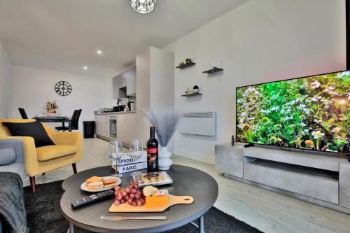 TV/trung tâm giải trí tại MediaCity Modern 2 Bed, 2 Bath Apartment with Ensuite, Balcony near Tram Stop Salford Quays