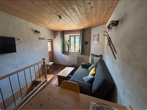 un soggiorno con divano e tavolo di Studio duplex en face Les Arcs a Bourg-Saint-Maurice