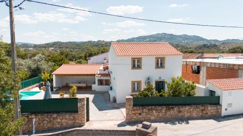 uma villa com vista para a casa em Casas de Marvão - Casa do Ribeiro em Marvão