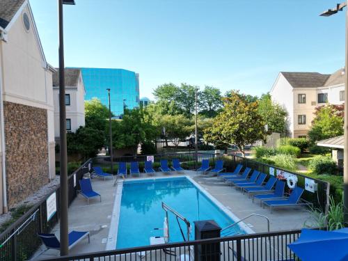 Piscina de la sau aproape de Staybridge Suites Columbia - Baltimore, an IHG Hotel